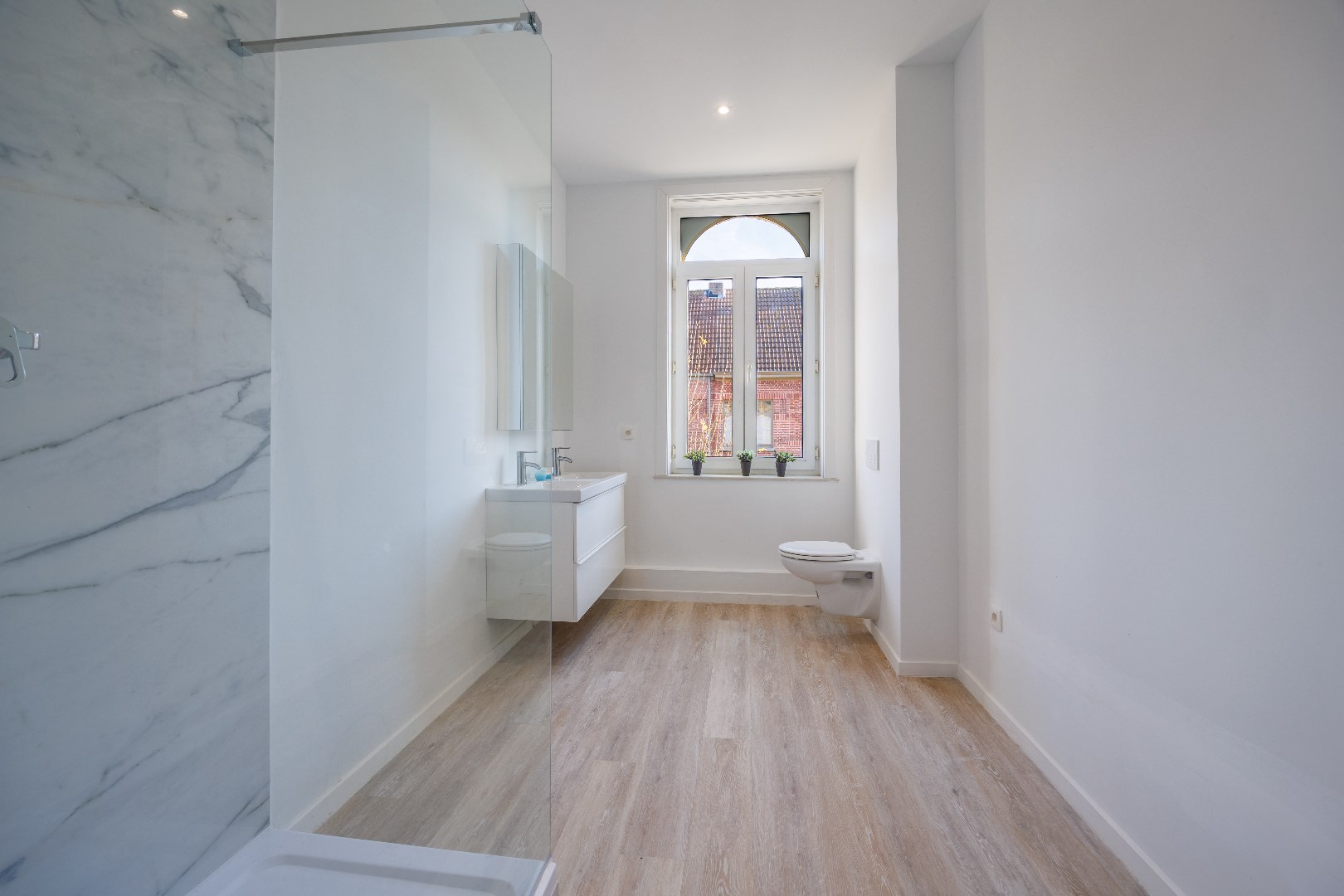 Ruim (vakantie)huis: 6 slpk - 2 badk - 2 garages 